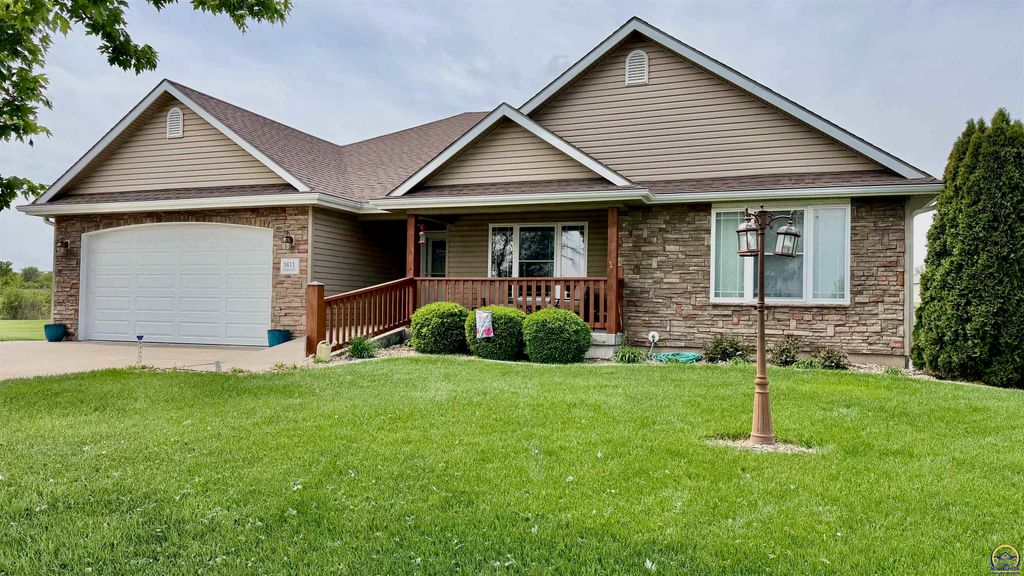 3611 NW Sterling Chase CT, Topeka, KS 66618