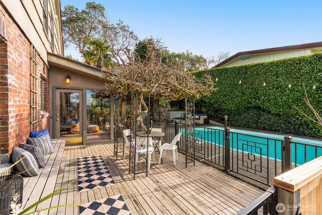 6708 39th Avenue SW, Seattle, WA 98136