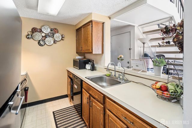 9207 Tamarron Drive, Plainsboro, NJ 08536