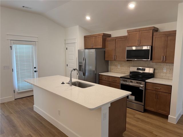 3708 N Wiley Drive, Siloam Springs, AR 72761