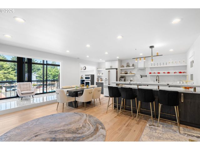 45 EAGLE CREST Dr 405, Lake Oswego, OR 97035