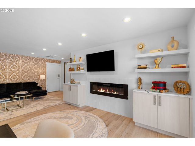 45 EAGLE CREST Dr 405, Lake Oswego, OR 97035