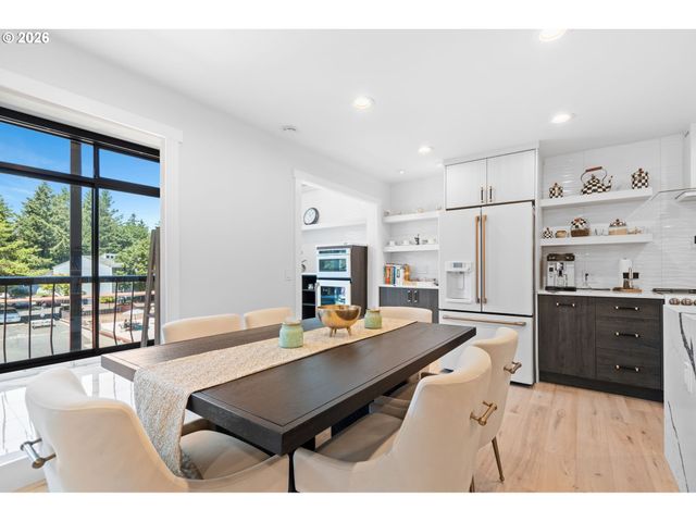 45 EAGLE CREST Dr 405, Lake Oswego, OR 97035