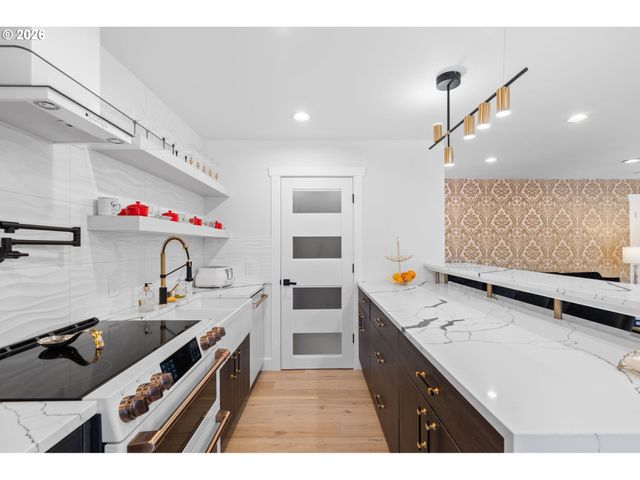 45 EAGLE CREST Dr 405, Lake Oswego, OR 97035