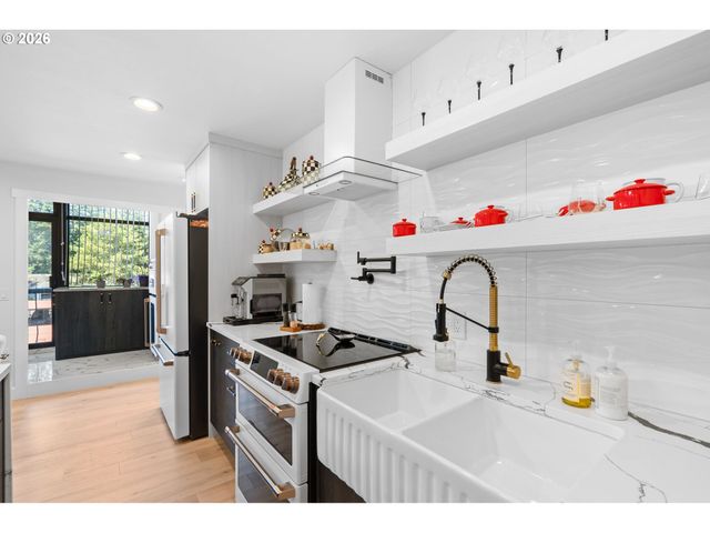 45 EAGLE CREST Dr 405, Lake Oswego, OR 97035