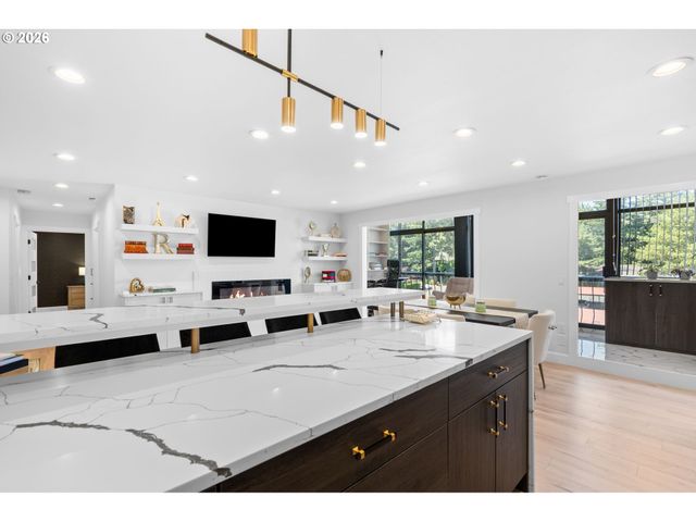 45 EAGLE CREST Dr 405, Lake Oswego, OR 97035