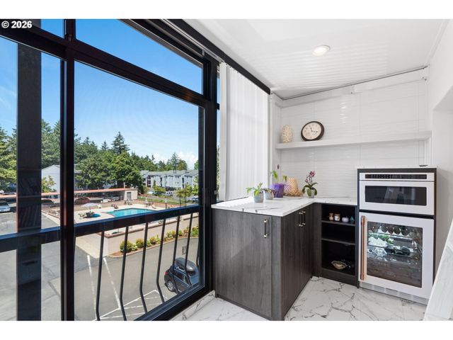 45 EAGLE CREST Dr 405, Lake Oswego, OR 97035