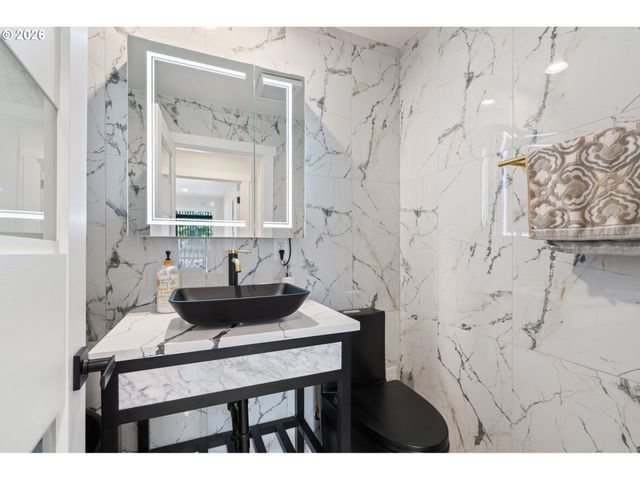 45 EAGLE CREST Dr 405, Lake Oswego, OR 97035
