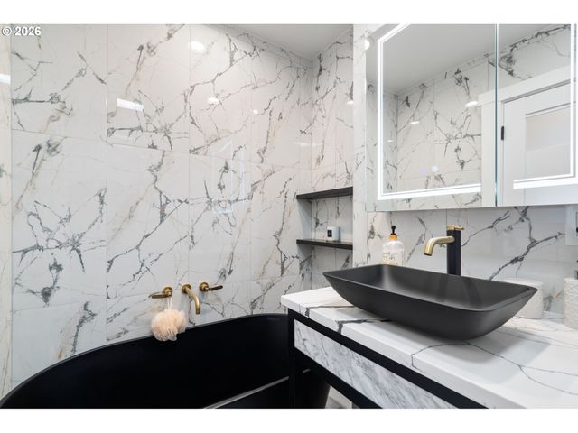 45 EAGLE CREST Dr 405, Lake Oswego, OR 97035