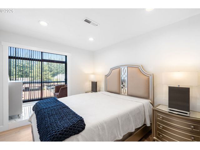 45 EAGLE CREST Dr 405, Lake Oswego, OR 97035