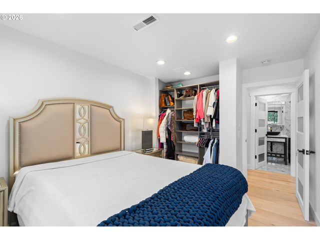 45 EAGLE CREST Dr 405, Lake Oswego, OR 97035