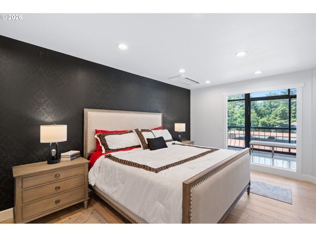 45 EAGLE CREST Dr 405, Lake Oswego, OR 97035