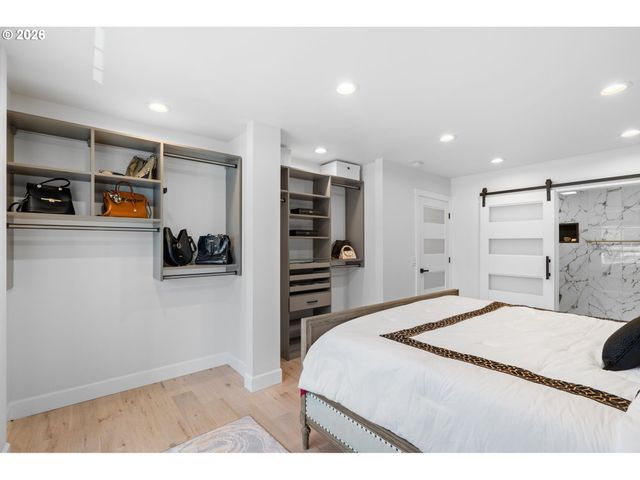 45 EAGLE CREST Dr 405, Lake Oswego, OR 97035