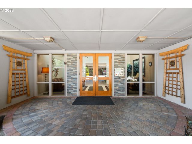 45 EAGLE CREST Dr 405, Lake Oswego, OR 97035