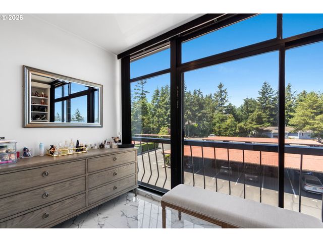 45 EAGLE CREST Dr 405, Lake Oswego, OR 97035