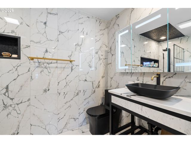 45 EAGLE CREST Dr 405, Lake Oswego, OR 97035