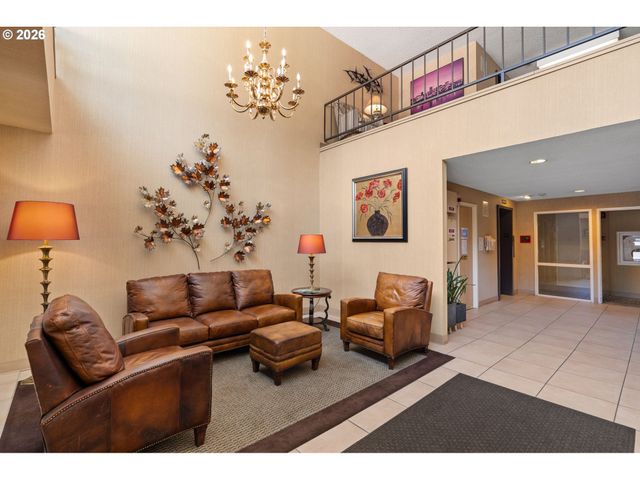 45 EAGLE CREST Dr 405, Lake Oswego, OR 97035