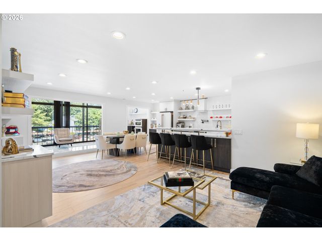 45 EAGLE CREST Dr 405, Lake Oswego, OR 97035