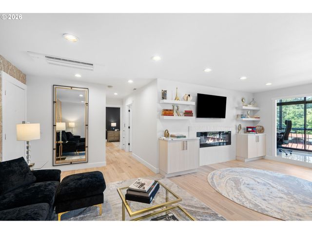 45 EAGLE CREST Dr 405, Lake Oswego, OR 97035