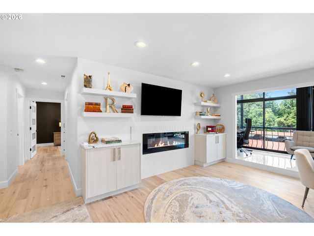 45 EAGLE CREST Dr 405, Lake Oswego, OR 97035