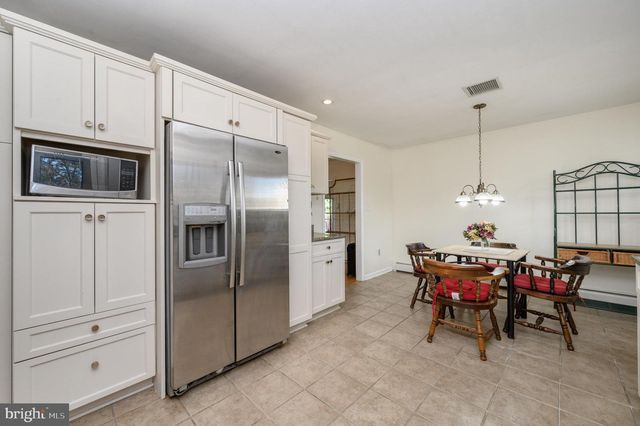 4 HICKORY HILL DR, Ewing, NJ 08618