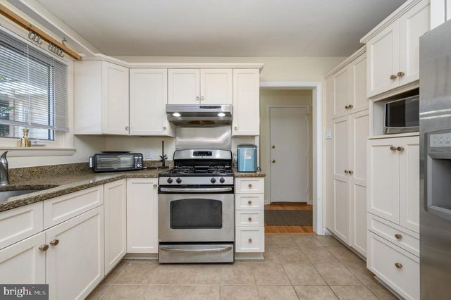 4 HICKORY HILL DR, Ewing, NJ 08618