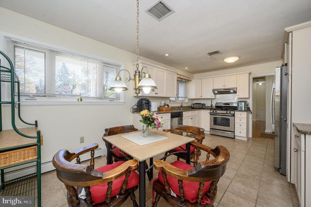 4 HICKORY HILL DR, Ewing, NJ 08618