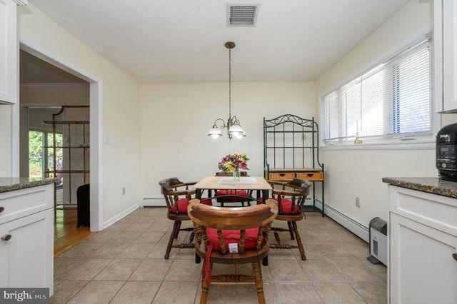 4 HICKORY HILL DR, Ewing, NJ 08618