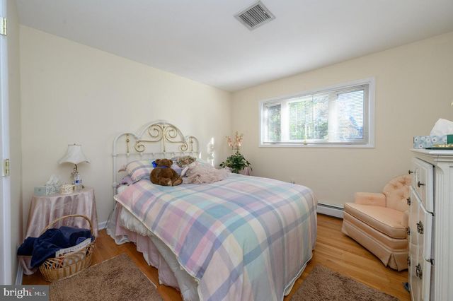 4 HICKORY HILL DR, Ewing, NJ 08618