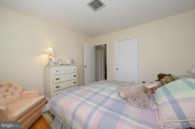 4 HICKORY HILL DR, Ewing, NJ 08618