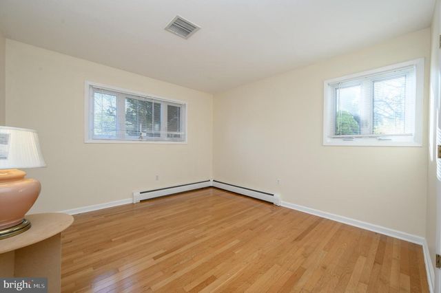 4 HICKORY HILL DR, Ewing, NJ 08618