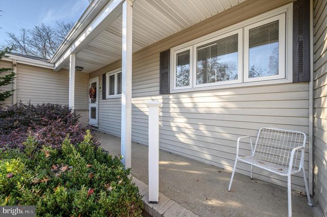 4 HICKORY HILL DR, Ewing, NJ 08618