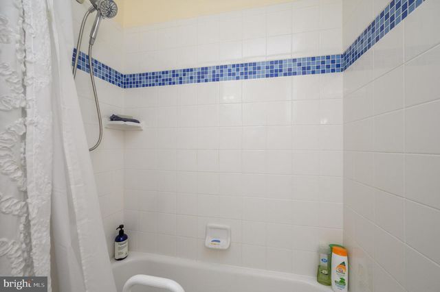 4 HICKORY HILL DR, Ewing, NJ 08618