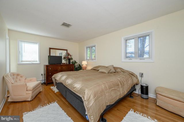 4 HICKORY HILL DR, Ewing, NJ 08618