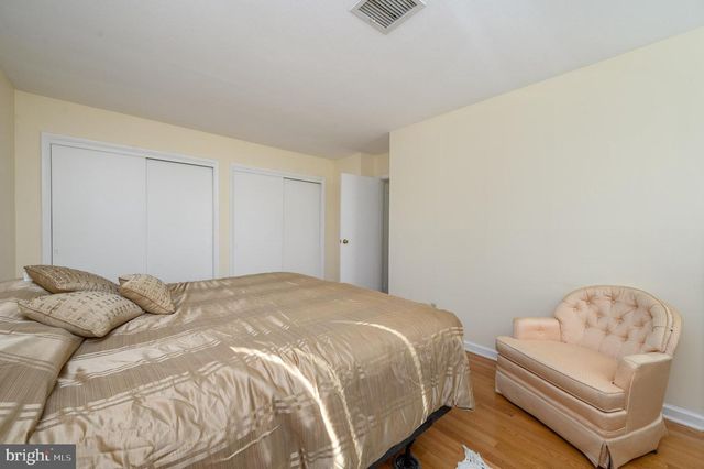 4 HICKORY HILL DR, Ewing, NJ 08618