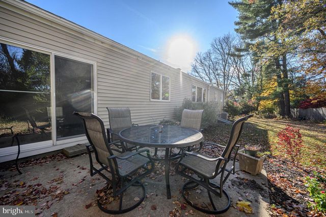 4 HICKORY HILL DR, Ewing, NJ 08618