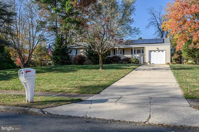 4 HICKORY HILL DR, Ewing, NJ 08618