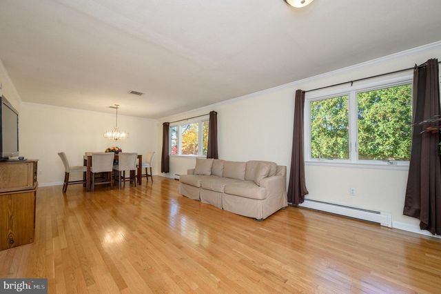 4 HICKORY HILL DR, Ewing, NJ 08618