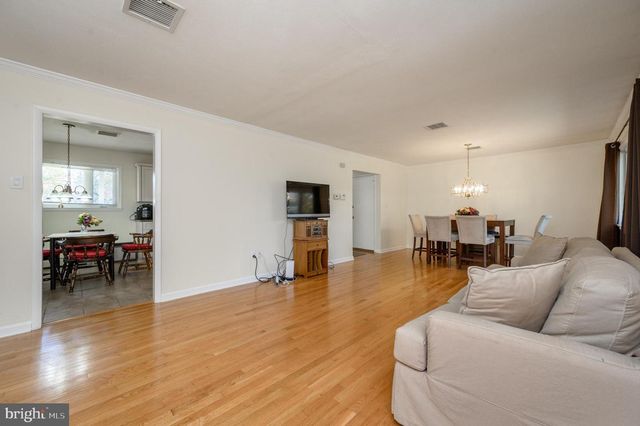 4 HICKORY HILL DR, Ewing, NJ 08618