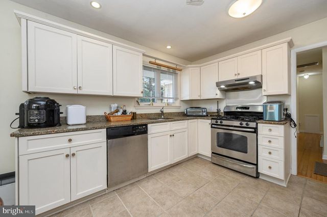 4 HICKORY HILL DR, Ewing, NJ 08618