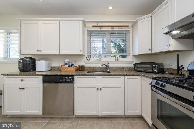 4 HICKORY HILL DR, Ewing, NJ 08618