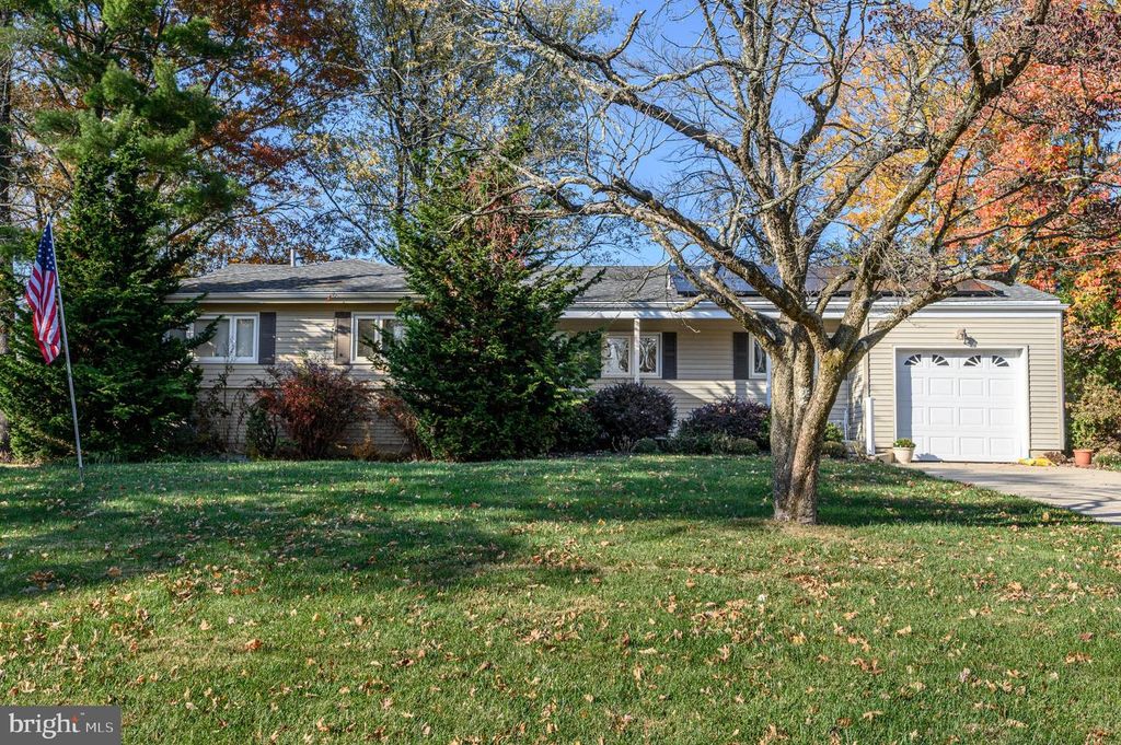 4 HICKORY HILL DR, Ewing, NJ 08618
