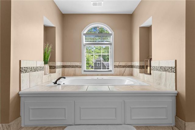 5816 NE Ruby Court, Lee's Summit, MO 64064
