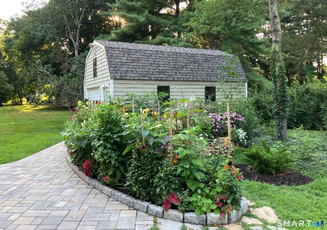 18 Shawandassee Road, Waterford, CT 06385