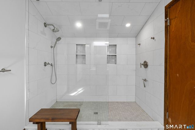 18 Shawandassee Road, Waterford, CT 06385