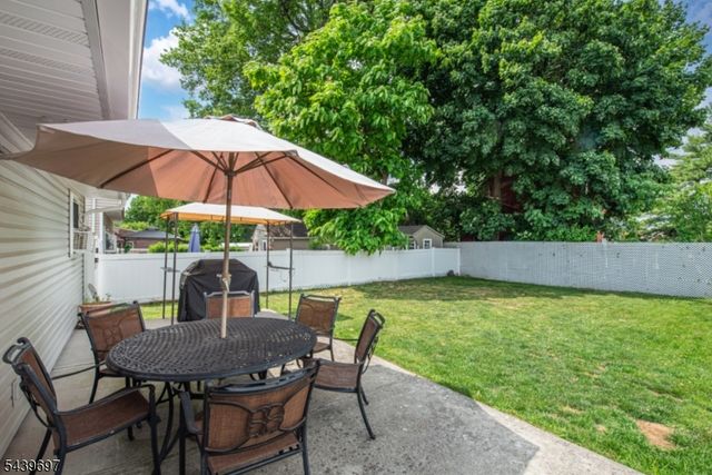 18 Sweetwood Dr, Cedar Grove Twp., NJ 07009