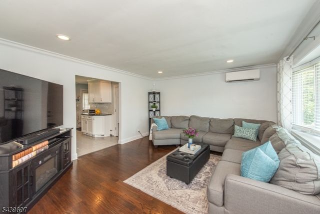 18 Sweetwood Dr, Cedar Grove Twp., NJ 07009