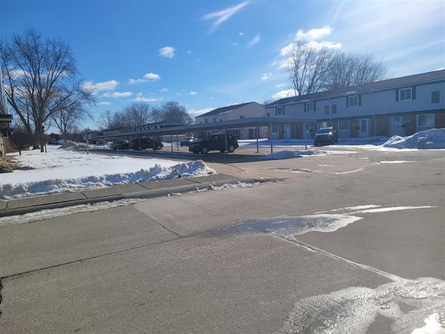 41276 N Woodbury Green Drive, Belleville, MI 48111