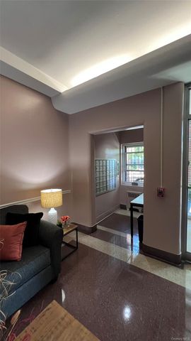 290 Collins Avenue 8E, Fleetwood, NY 10552