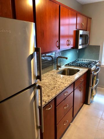 290 Collins Avenue 8E, Fleetwood, NY 10552